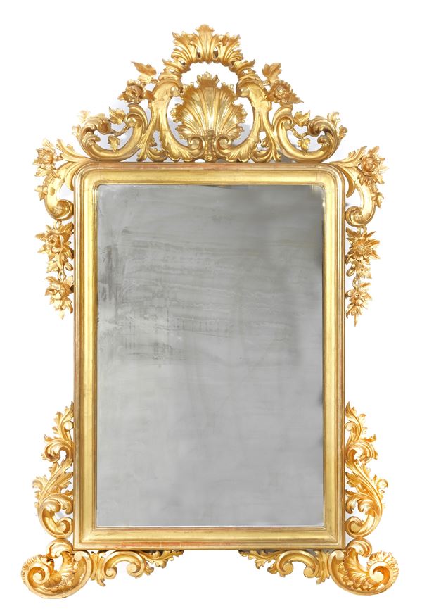Antica grande specchiera napoletana Luigi Filippo (1830-1848), in legno dorato e riccamente intagliato a motivi di foglie d'acanto, fiori, conchiglia e ricci, specchio al mercurio