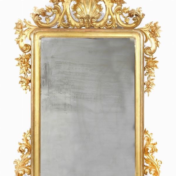 Antica grande specchiera napoletana Luigi Filippo (1830-1848), in legno dorato e riccamente intagliato a motivi di foglie d'acanto, fiori, conchiglia e ricci, specchio al mercurio