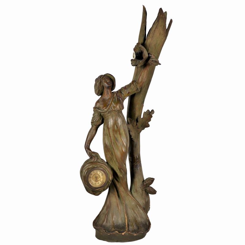 Scultura francese Liberty in terracotta patinata a finto bronzo "Donna con orologio", varie rottu...