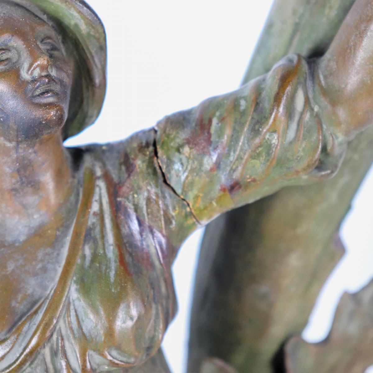 Scultura francese Liberty in terracotta patinata a finto bronzo "Donna con orologio", varie rottu...