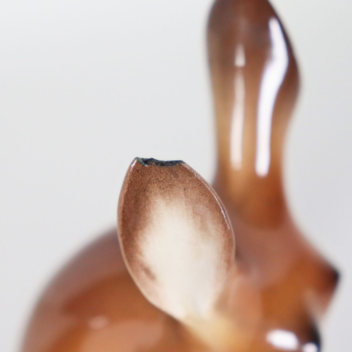 "Cerbiatto", scultura Liberty in ceramica porcellanata e smaltata, piccolo difetto a un orecchio