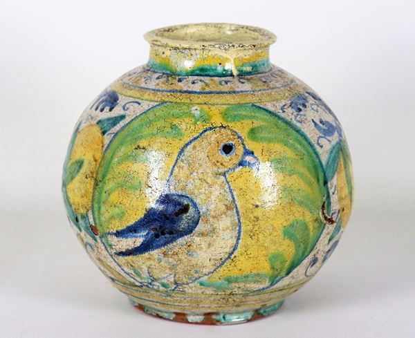 Antico vaso a boccia in maiolica italiana, con decorazioni variopinte a motivi di uccello, fiori e limoni. Qualche mancanza e cadute di colore