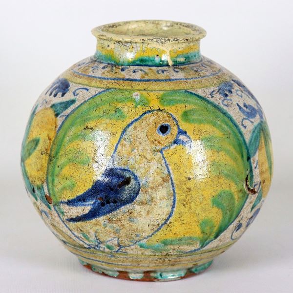 Antico vaso a boccia in maiolica italiana, con decorazioni variopinte a motivi di uccello, fiori e limoni. Qualche mancanza e cadute di colore