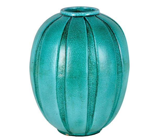 Vaso in ceramica porcellanata e smaltata verde con rilievi a spicchi, lievi mancanze al bordo della base
