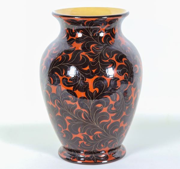 Two-handled glazed terracotta vase marked "La Fenice - Albisola", with foliage decorations on a black background