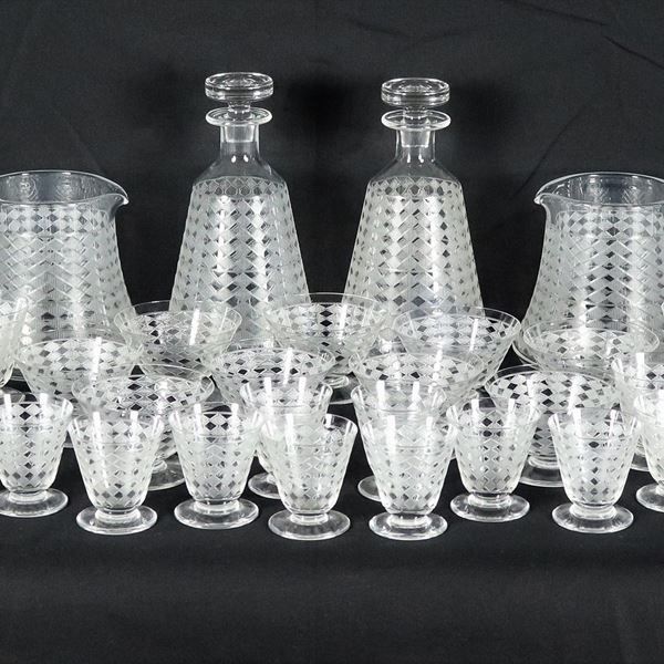 Servizio di bicchieri in cristallo francese Baccarat, con lavorazione di rombi a rilievo (58 pz)