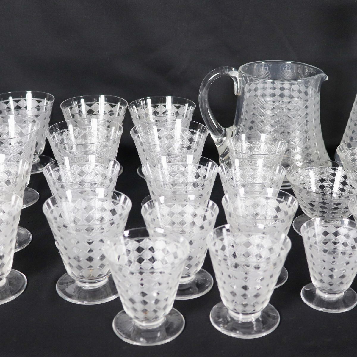 Servizio di bicchieri in cristallo francese Baccarat, con lavorazione di rombi a rilievo (58 pz)