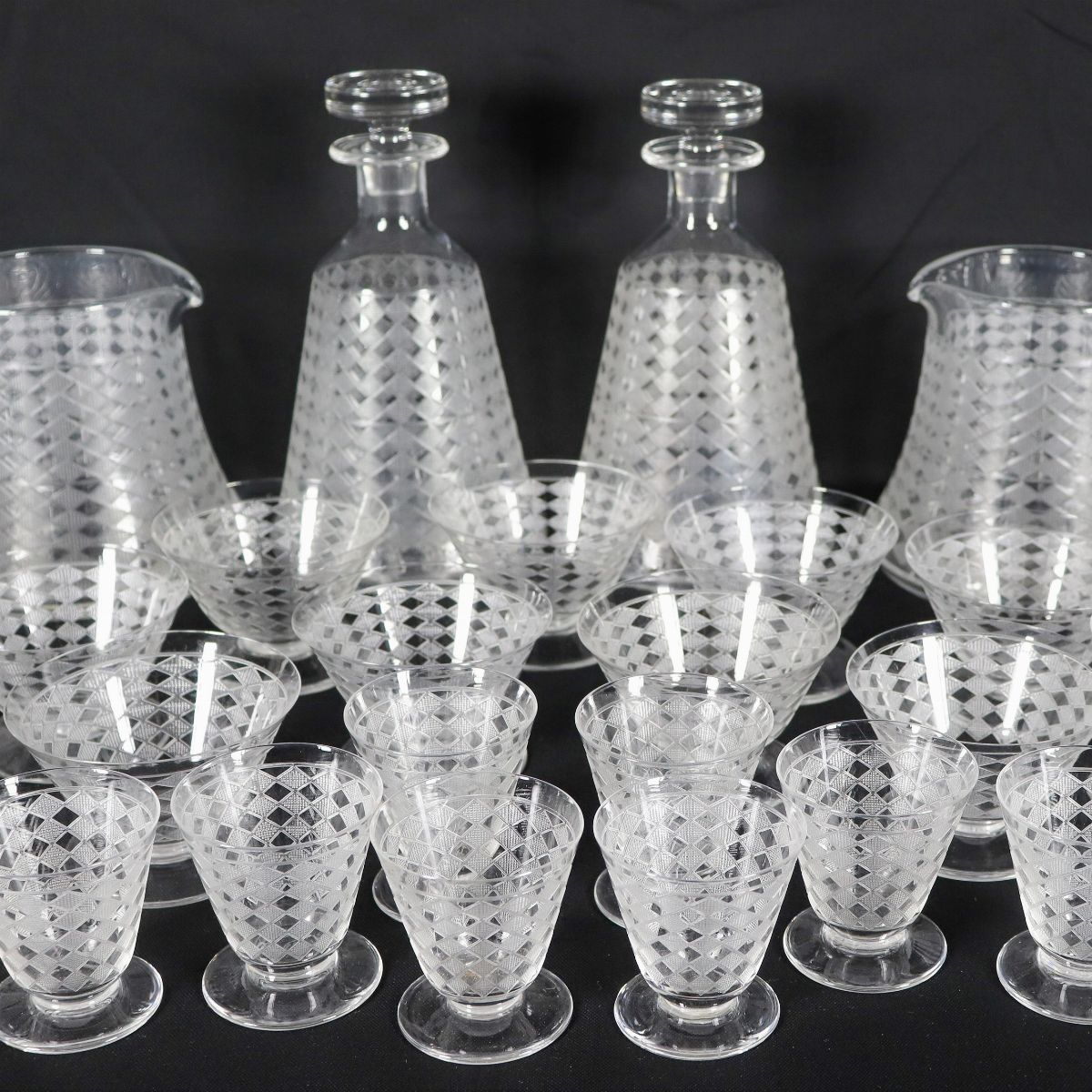 Servizio di bicchieri in cristallo francese Baccarat, con lavorazione di rombi a rilievo (58 pz)