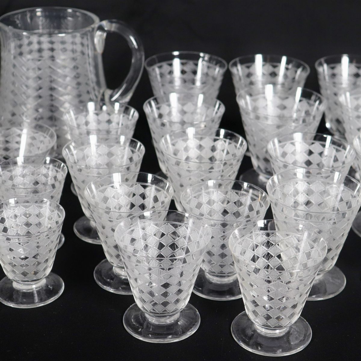 Servizio di bicchieri in cristallo francese Baccarat, con lavorazione di rombi a rilievo (58 pz)