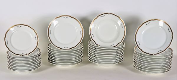 Antico servizio di piatti in porcellana Richard Ginori, con bordi in oro zecchino (47 pz)