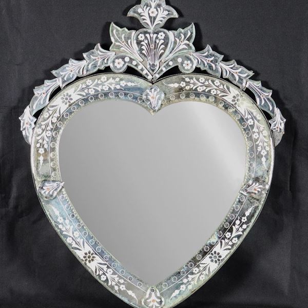 Specchiera a cuore in vetro di Murano, interamente incisa a motivi floreali