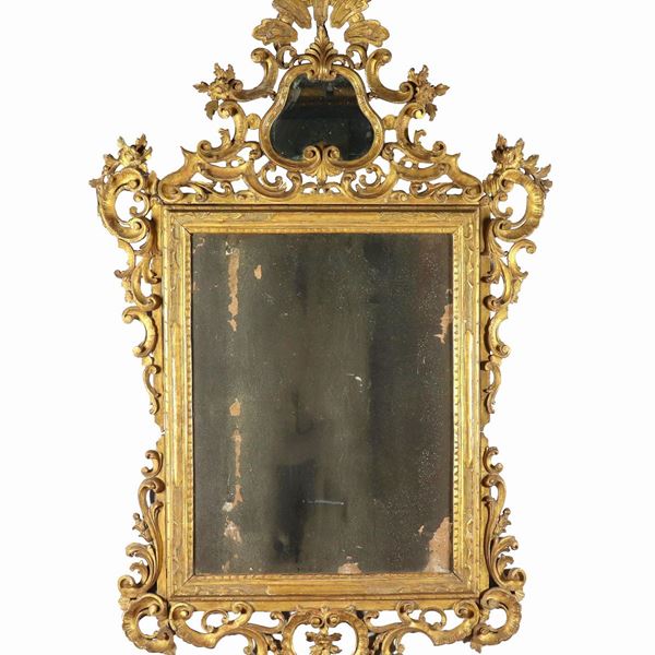 Antica specchiera veneta Luigi XV in legno dorato, con intagli e fregi a motivi di volute di foglie d'acanto e fiori, specchio al mercurio con mancanze