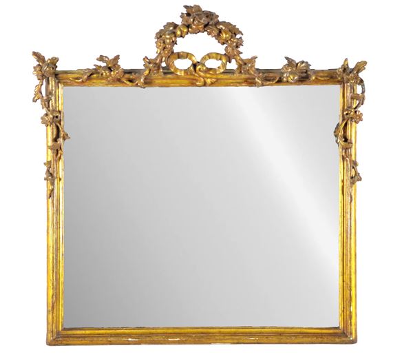Antica specchiera piemontese Luigi XVI in legno dorato, con fregi e intagli a motivi di fiocco, calatine e fiori, specchio al mercurio