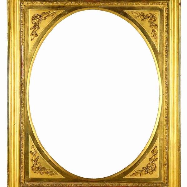Antica cornice ovale di linea Luigi XVI in legno dorato e intagliato a motivi floreali, qualche mancanza