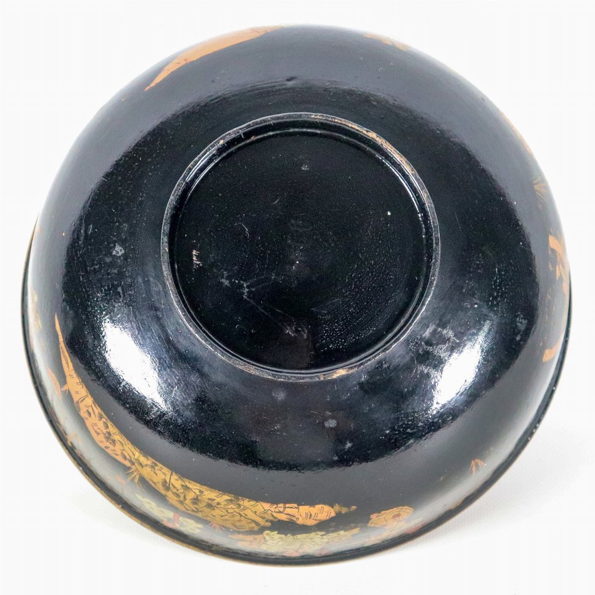 Ciotola cinese in cartapesta laccata nera e rossa, con bordo dorato e decorato a policromie con s...
