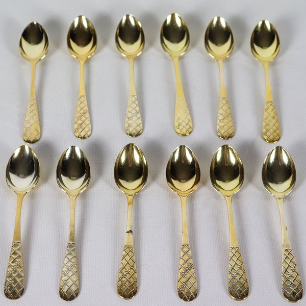 Lot of twelve Russian silver vermeil tea spoons with chiselled handles, Title 875, gr. 300