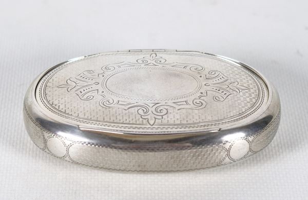 Antica tabacchiera ovale in argento cesellato, gr. 80