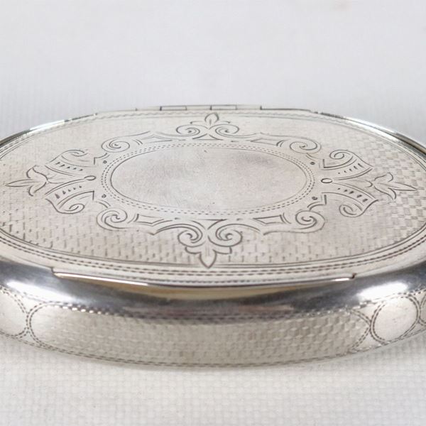 Antica tabacchiera ovale in argento cesellato, gr. 80