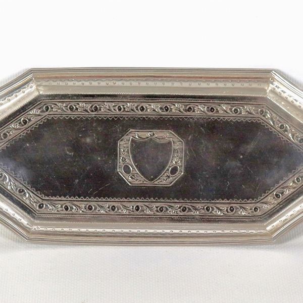 Antique English George III tray in chiselled and embossed silver, gr. 165