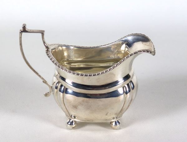 Antique English George V milk jug in chiselled and embossed silver, gr. 130