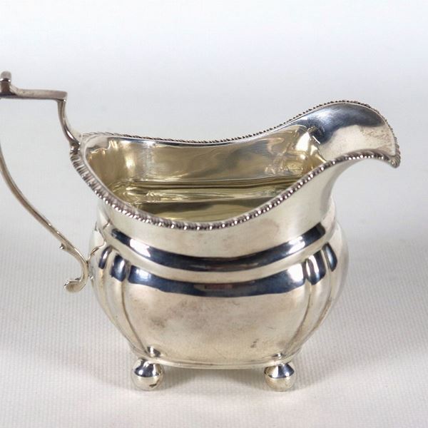 Antique English George V milk jug in chiselled and embossed silver, gr. 130