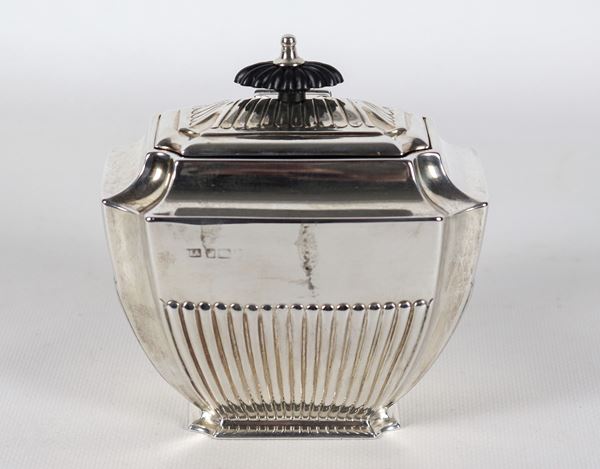 Ancient English silver tea box with octagonal shape, chiseled and embossed with pods, gr. 280