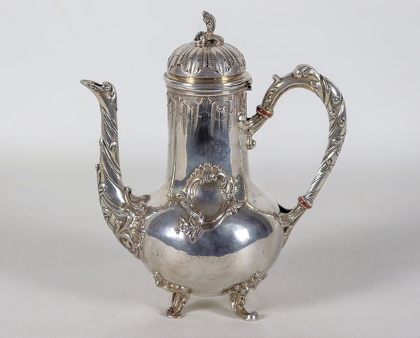 Antique coffee pot in chiselled and embossed silver with floral motifs, supported by four curved feet, some dents, gr. 430