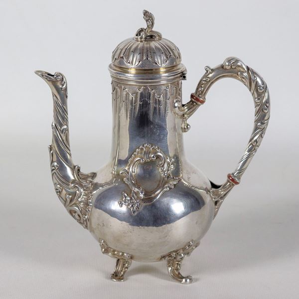 Antica caffettiera in argento cesellato e sbalzato a motivi floreali, sorretta da quattro piedini ricurvi, qualche ammaccatura, gr. 430