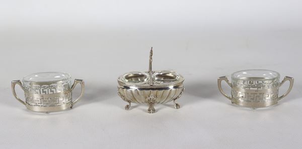 Lotto di tre salierine in argento cesellato e sbalzato con vaschette in cristallo, due formano una coppia, gr. 70