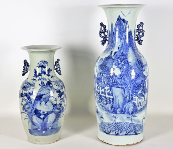 Lotto di due vasi cinesi in porcellana blu, uno a motivo di "Paesaggio orientale" e uno a motivi di fiori, foglie e uccello esotico.