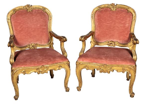 Pair of armchairs, 18th century Rome, in gilded wood carved with floral motifs, armrests and legs ending in a curl, removable seats and backrests covered in antique pink velvet