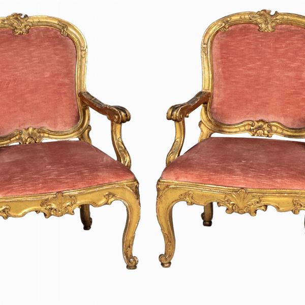 Coppia di poltrone, Roma XVIII Secolo, in legno dorato e intagliato a motivi floreali, braccioli e gambe terminanti a ricciolo, sedute e schienali amovibili rivestititi in velluto rosa antico