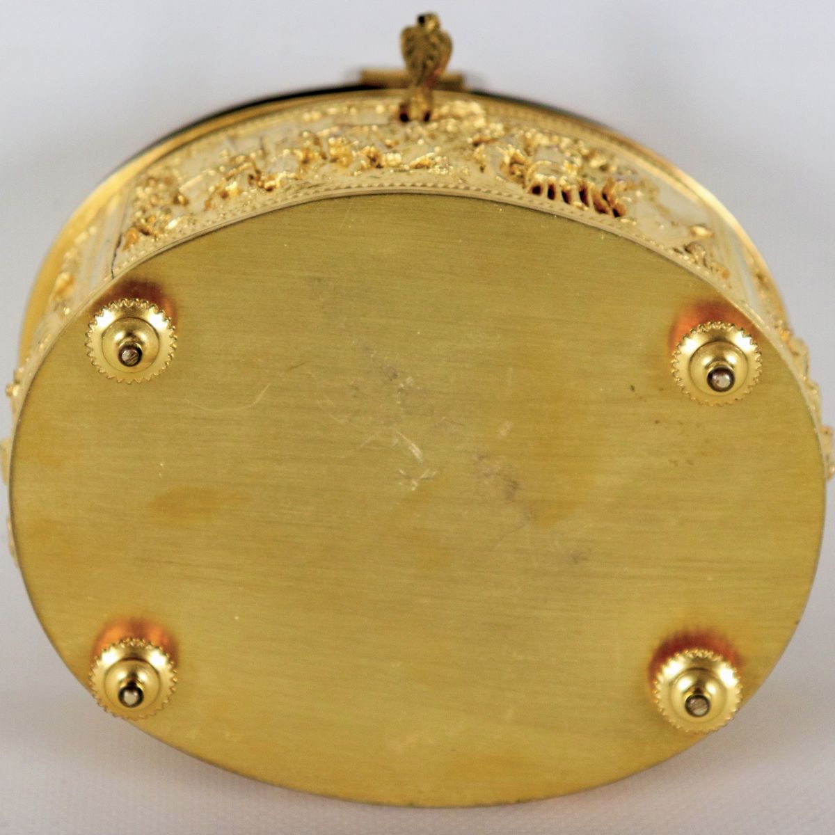 Antica scatola francese ovale in bronzo dorato, interamente cesellata e sbalzata a motivi di paes...