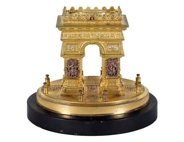 "L'Arco di trionfo a Parigi", antica piccola scultura francese in bronzo dorato, sbalzato e cesellato, sorretta da base ovale in marmo nero del Belgio