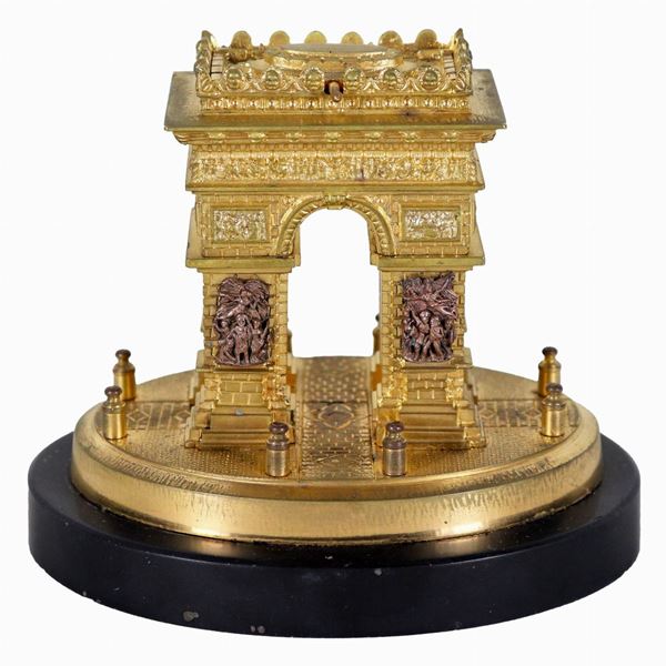 "L'Arco di trionfo a Parigi", antica piccola scultura francese in bronzo dorato, sbalzato e cesellato, sorretta da base ovale in marmo nero del Belgio