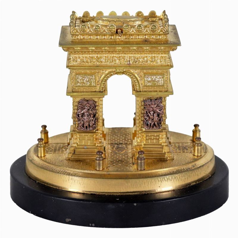"L'Arco di trionfo a Parigi", antica piccola scultura francese in bronzo dorato, sbalzato e cesel...