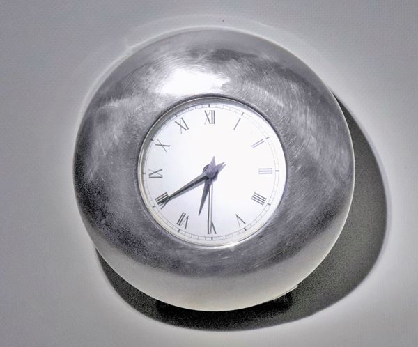 Piccolo orologio tondo da tavolo in argento 925, gr. 5,5