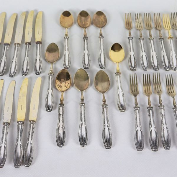 Servizio di posate da dolce in metallo argentato e sbalzato (30 pz)