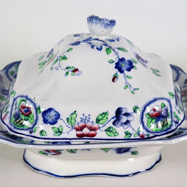 English tureen in glazed earthenware, with polychrome decorations with floral motifs