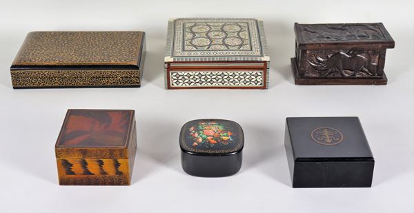 Lotto di sei scatole a varie forme e decorazioni, misure e materiali differenti