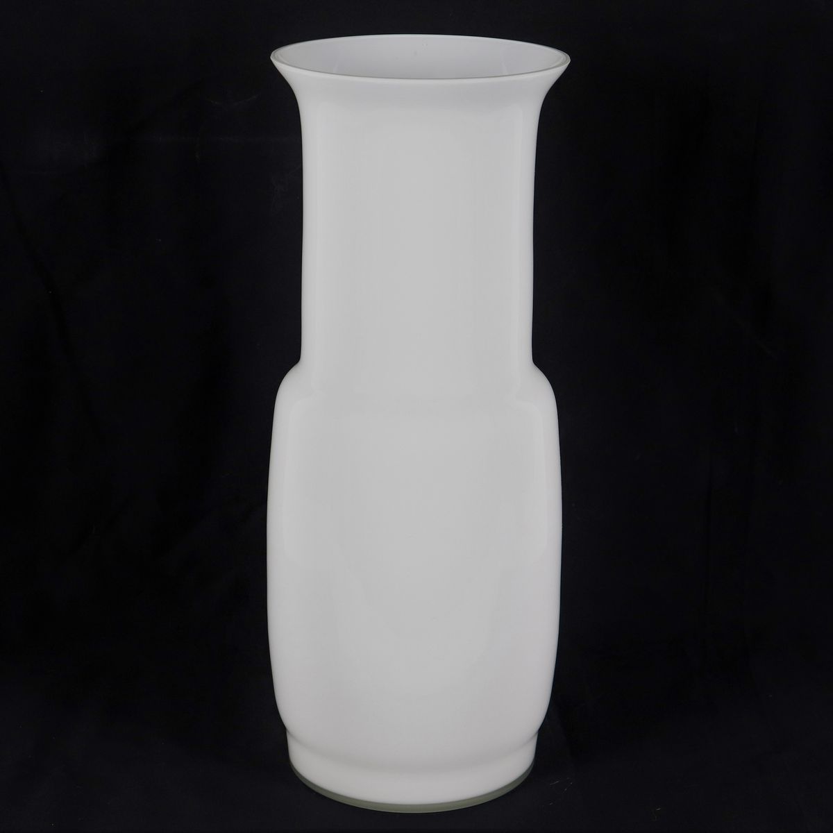 Vaso in vetro soffiato di Murano color lattice