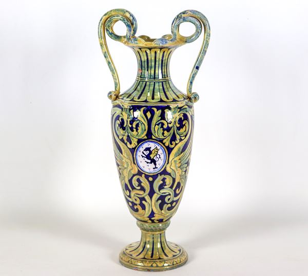 Vaso ad anfora in maiolica lustrata Gualdo Tadino, firmato Ceramiche della Robbia, con decorazioni a volute e figure di draghi, manici a forma di serpenti intrecciati