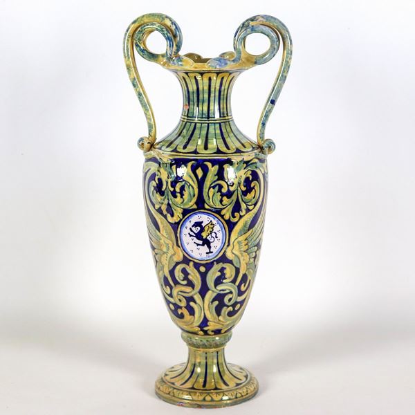 Vaso ad anfora in maiolica lustrata Gualdo Tadino, firmato Ceramiche della Robbia, con decorazioni a volute e figure di draghi, manici a forma di serpenti intrecciati