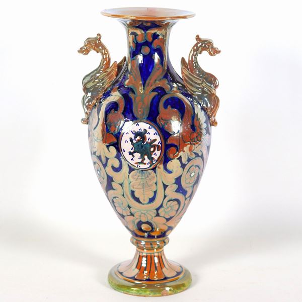 Vaso ad anfora in maiolica lustrata Gualdo Tadino, firmato La Vincenzina-O. Dolci e C., con decorazioni a volute e manici a forma di draghi