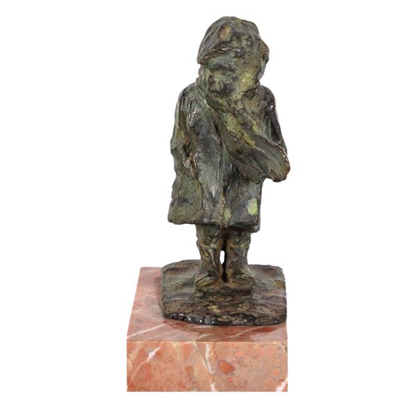 Firmata. "Bambina", piccola scultura in bronzo sorretta da basetta in marmo brecciato