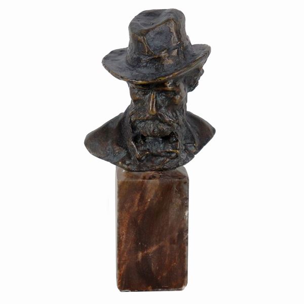Alceo Dossena - Firmato. "Uomo con cappello", piccolo busto in bronzo sorretto da basetta in marmo danneggiata