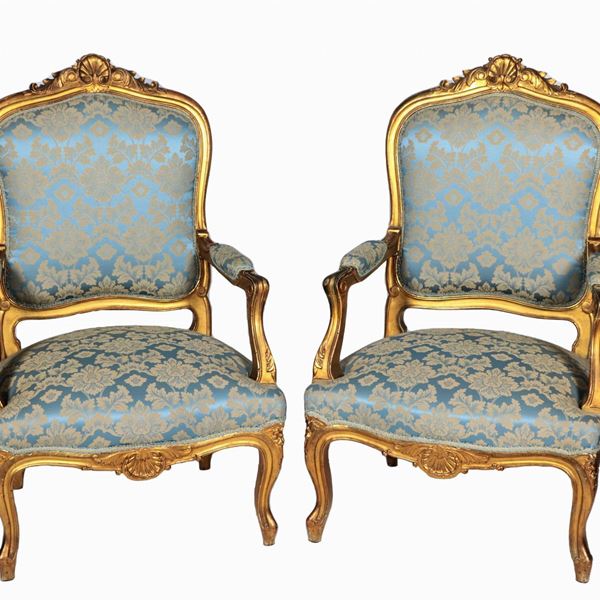 Pair of Roman armchairs from the Louis XV line, in gilded wood and carved with acanthus leaf and shell motifs, armrests and curved legs. Damask fabric cover