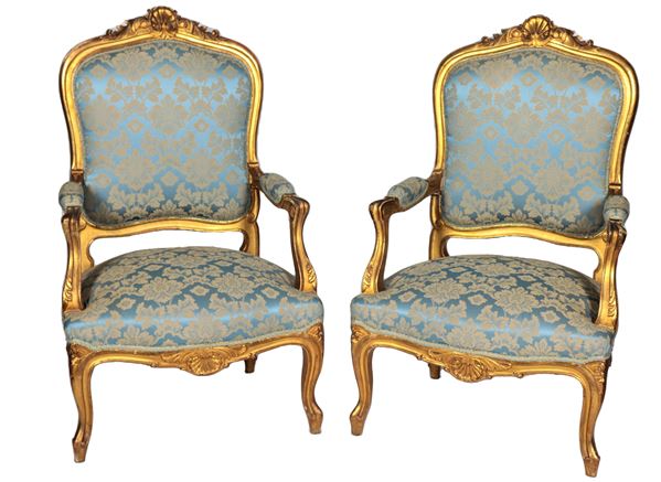 Pair of Roman armchairs from the Louis XV line, in gilded wood and carved with acanthus leaf and shell motifs, armrests and curved legs. Damask fabric cover