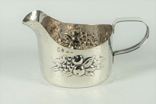 Jug in hammered silver