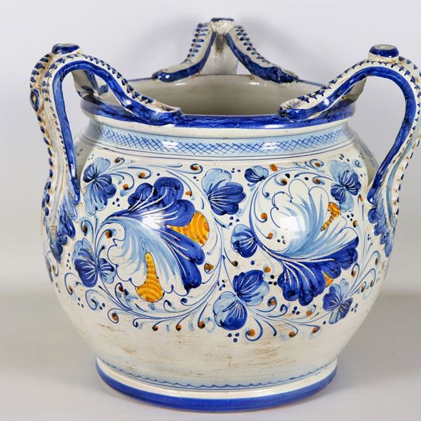 Grande cachepot in ceramica porcellanata Deruta, interamente decorato e variopinto a motivi di fiori e foglie, lievi difetti.